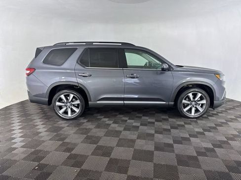 Used 2025 Honda Pilot Touring image 4