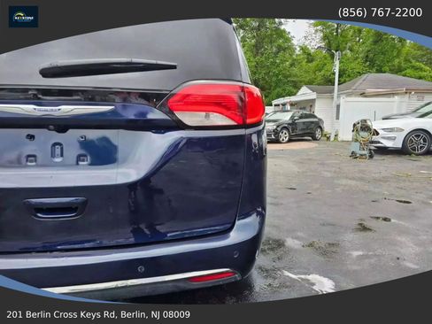 Used 2018 Chrysler Pacifica Touring-L image 12