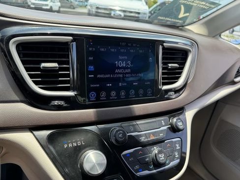Used 2017 Chrysler Pacifica Touring w/ Tire & Wheel Group FWD image 16
