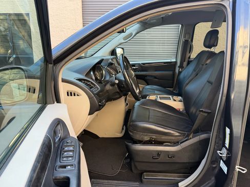 Used 2014 Chrysler Town & Country Touring FWD image 19