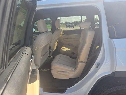 Used 2023 Jeep Grand Cherokee L Limited w/ Luxury Tech Group II AWD/4WD image 8