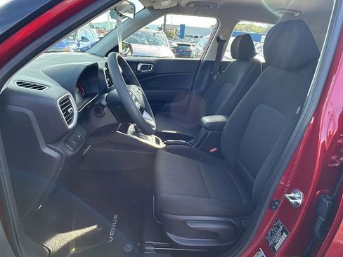 Certified 2024 Hyundai Venue SE image 9