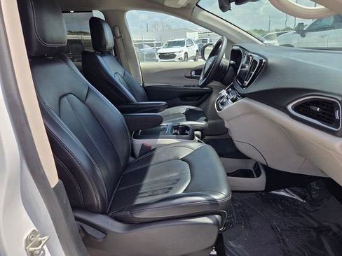 Used 2023 Chrysler Pacifica Touring-L FWD image 20