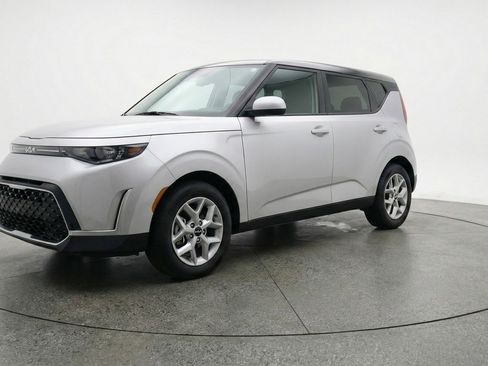 Used 2025 Kia Soul LX w/ LX Technology Package FWD image 3