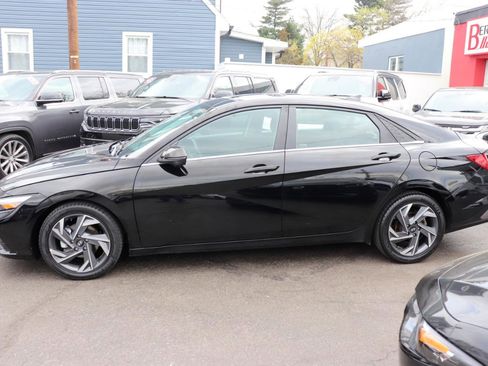 Used 2024 Hyundai Elantra Limited image 2