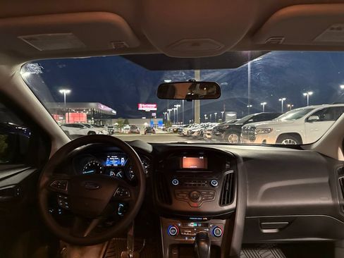 Used 2016 Ford Focus SE FWD image 25