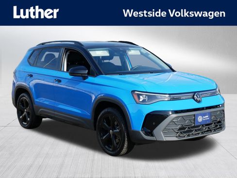 Certified 2025 Volkswagen Taos SE AWD/4WD image 1