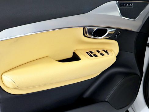 Used 2016 Volvo XC90 T8 Momentum w/ Vision Package image 16