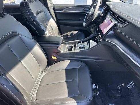 Used 2025 Jeep Grand Cherokee L Limited w/ Black Appearance Package AWD/4WD image 13