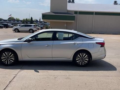 Used 2024 Nissan Altima 2.5 SV FWD image 5