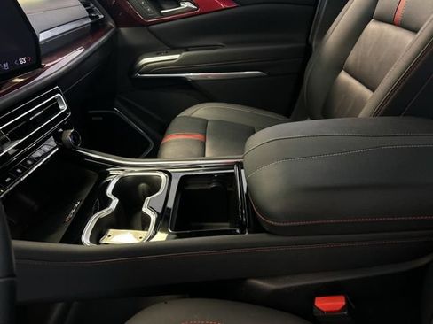 Used 2024 Chevrolet Traverse RS AWD/4WD image 35