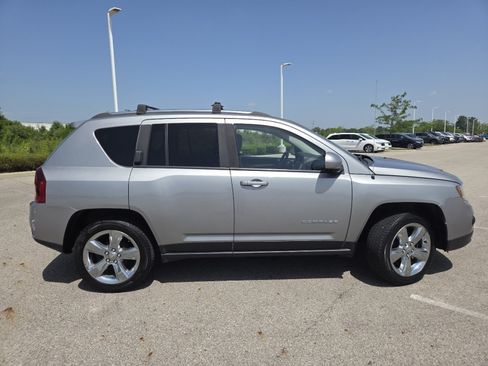 Used 2015 Jeep Compass Latitude FWD image 16
