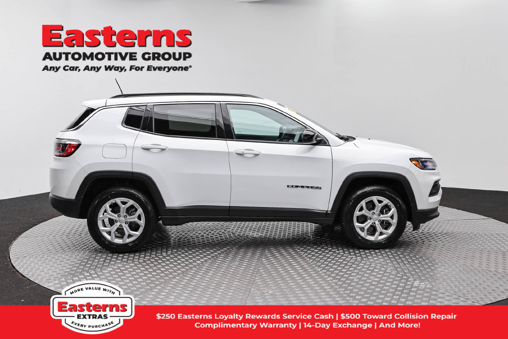 Used 2024 Jeep Compass Latitude AWD/4WD image 4