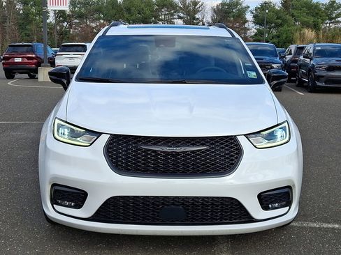 Used 2025 Chrysler Pacifica Limited image 8