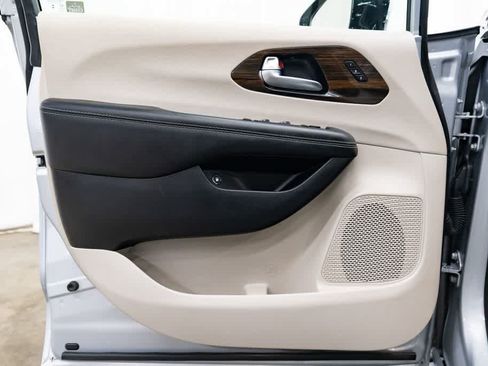 Used 2023 Chrysler Pacifica Limited FWD image 23