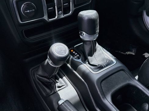Used 2022 Jeep Wrangler Unlimited Sahara AWD/4WD image 17