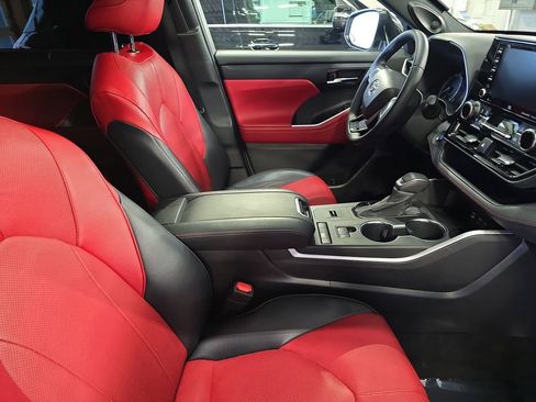 Used 2022 Toyota Highlander XSE image 11