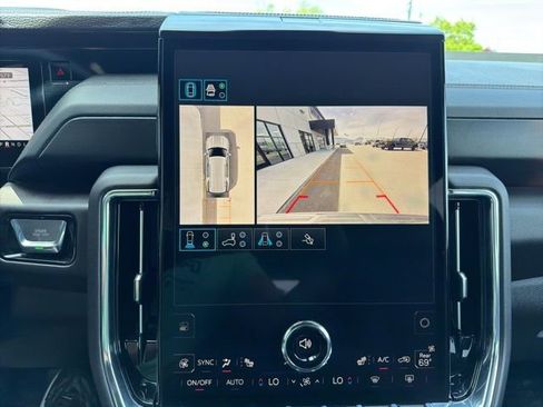 Used 2025 GMC Yukon Denali AWD/4WD image 28
