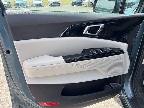 Used 2023 Kia Carnival EX image 17