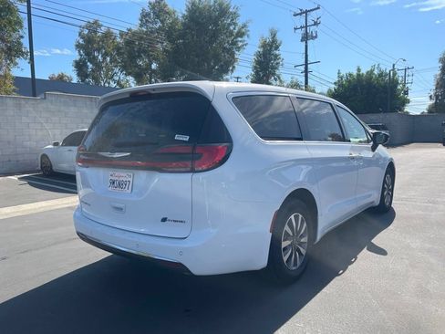 Used 2024 Chrysler Pacifica Limited FWD image 2