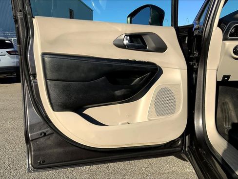 Used 2021 Chrysler Pacifica Touring image 19