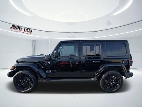 Used 2023 Jeep Wrangler Unlimited Sahara w/ Cold Weather Group AWD/4WD image 6