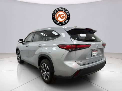 Used 2022 Toyota Highlander XLE FWD image 5