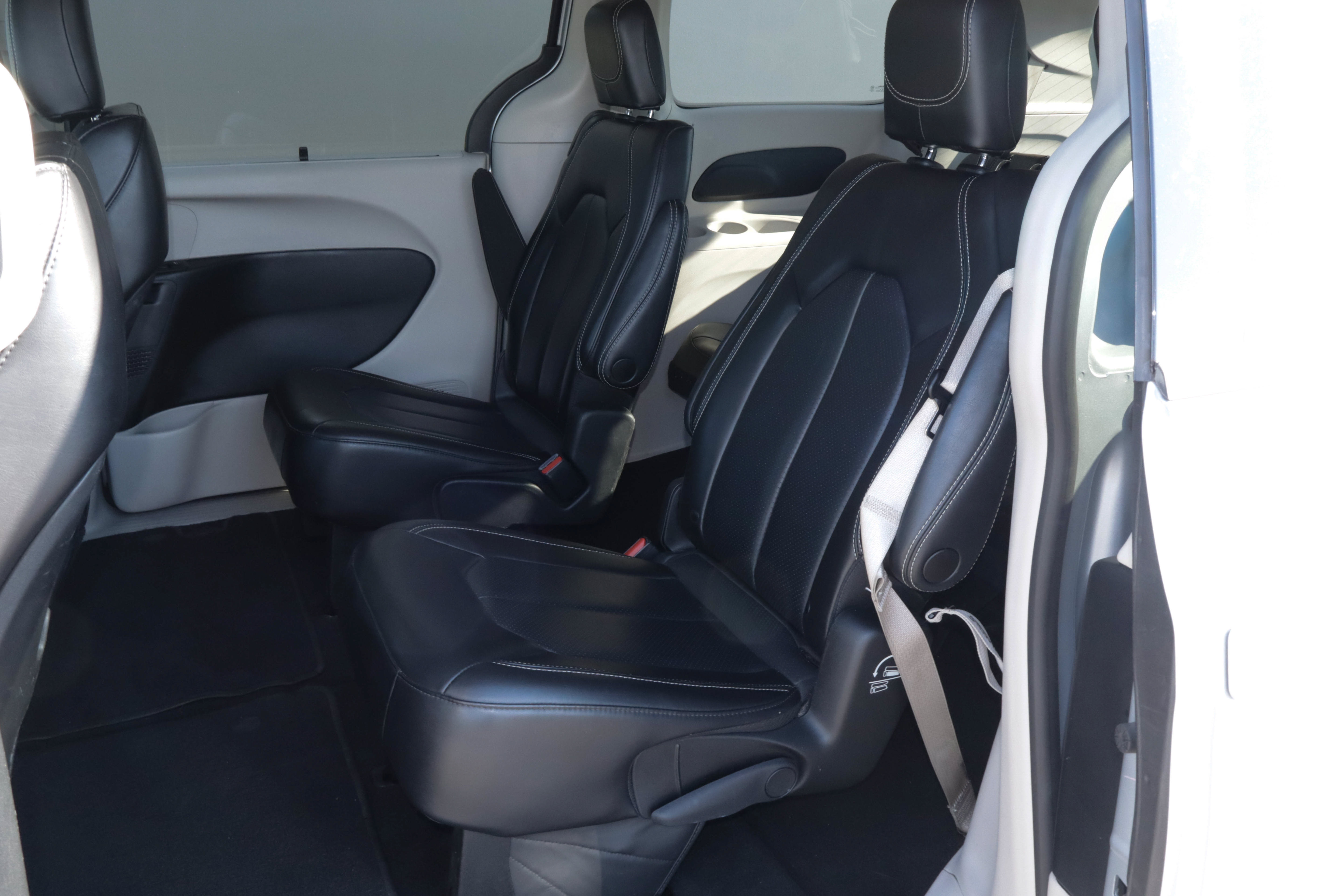Used 2023 Chrysler Pacifica Touring-L FWD image 8