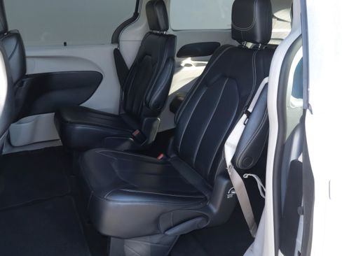Used 2023 Chrysler Pacifica Touring-L FWD image 8