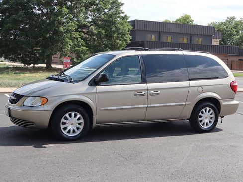 Used 2002 Chrysler Town & Country EX FWD image 10