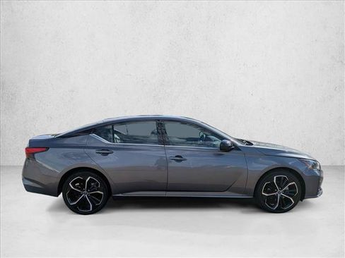 Used 2023 Nissan Altima 2.5 SR FWD image 4