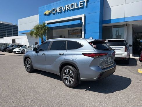 Used 2023 Toyota Highlander XLE image 6