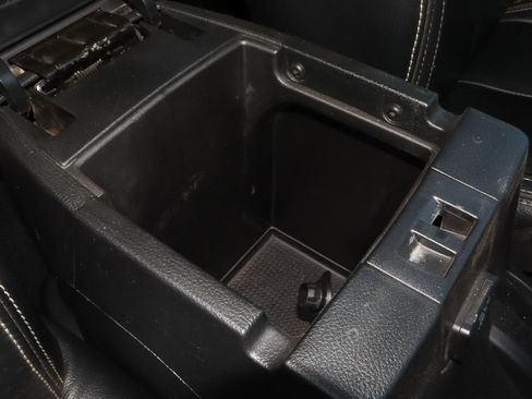 Used 2018 Jeep Wrangler Unlimited Rubicon w/ Connectivity Group AWD/4WD image 28
