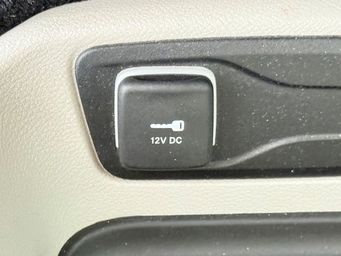 Used 2023 Chrysler Pacifica Touring-L FWD image 22