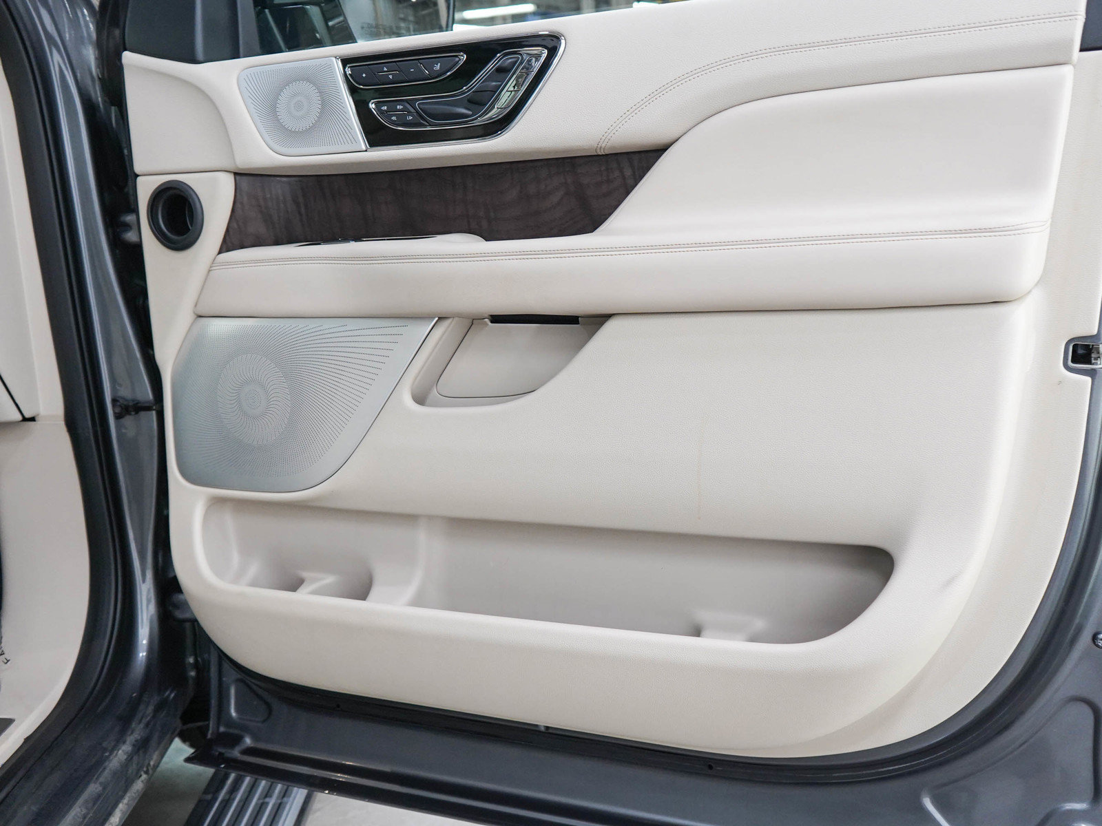 Used 2021 Lincoln Navigator Reserve w/ Luxury Package AWD/4WD image 9