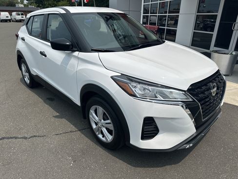 Used 2025 Nissan Kicks Play S FWD image 2