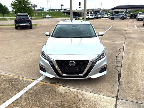 Used 2022 Nissan Altima 2.5 SV w/ SV Premium Package image 3