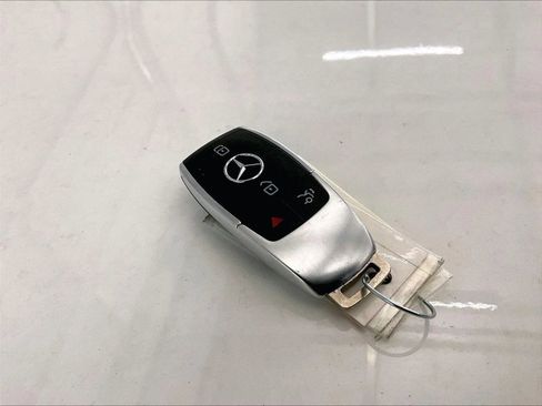 Used 2021 Mercedes-Benz GLB 250 4MATIC image 9