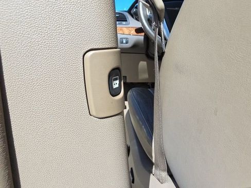 Used 2011 Chrysler Town & Country Limited image 27