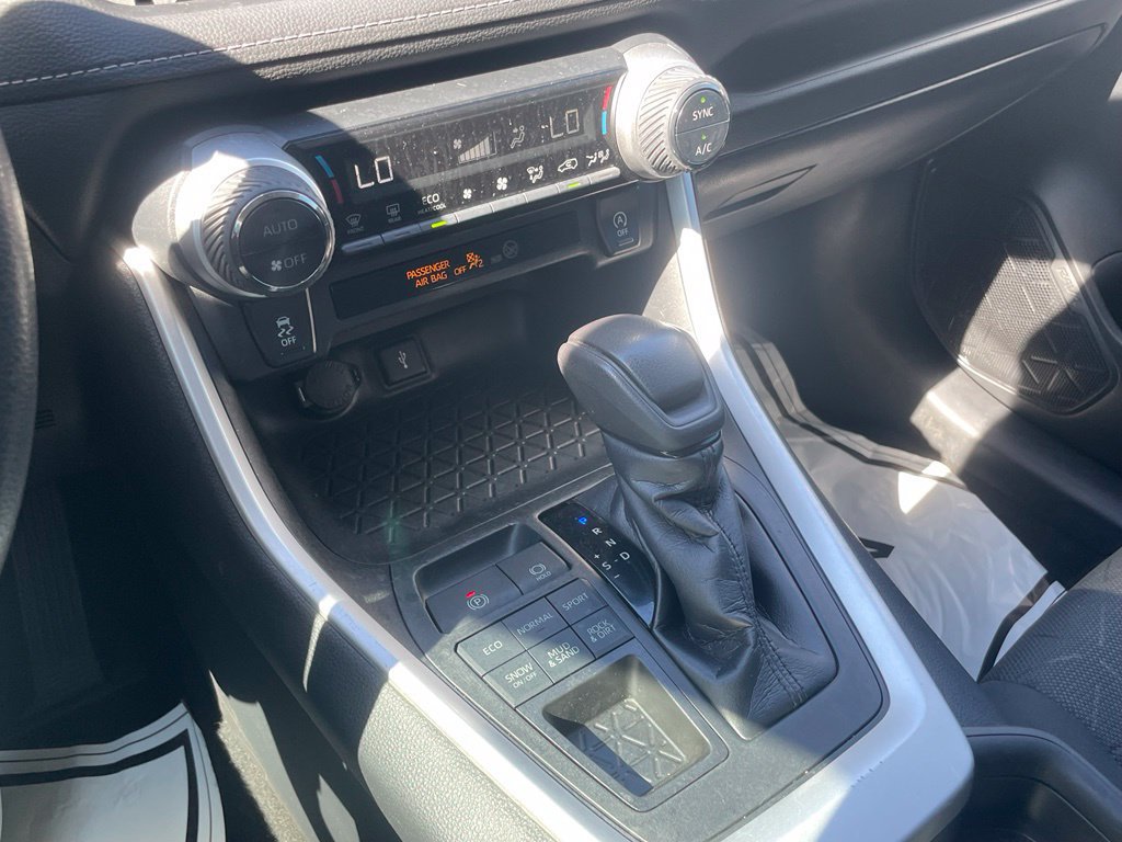 Used 2021 Toyota RAV4 XLE AWD/4WD image 18