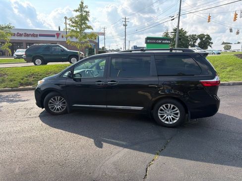 Used 2017 Toyota Sienna XLE Premium w/ Protection Package FWD image 9