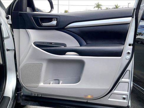 Used 2019 Toyota Highlander XLE image 23