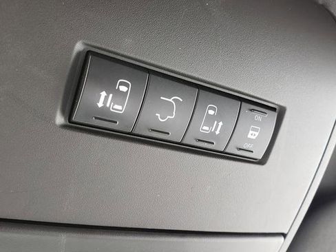 Used 2018 Dodge Grand Caravan SXT image 23