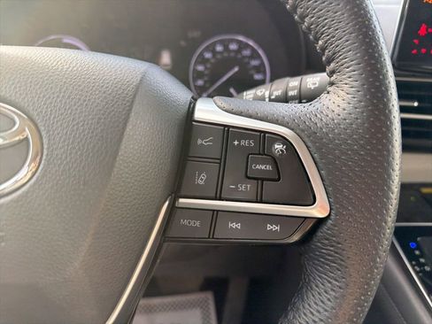 Used 2021 Toyota Sienna Limited image 13