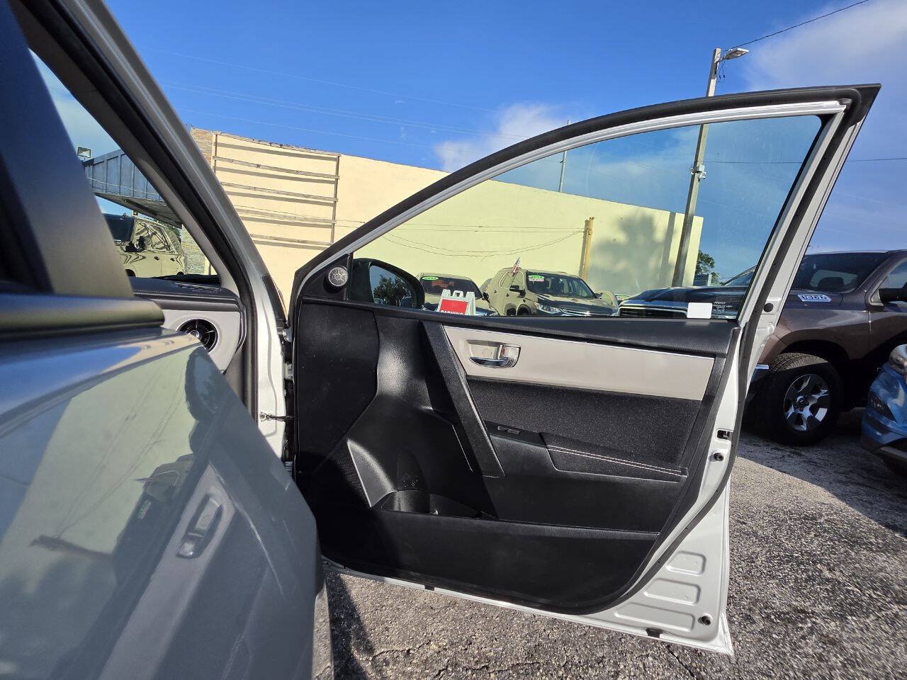 Used 2018 Toyota Corolla LE FWD image 19