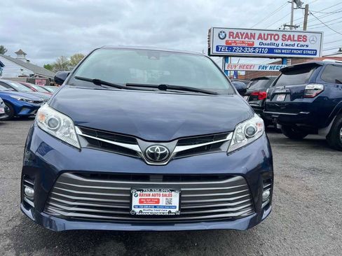 Used 2020 Toyota Sienna XLE w/ XLE Navigation Package image 3