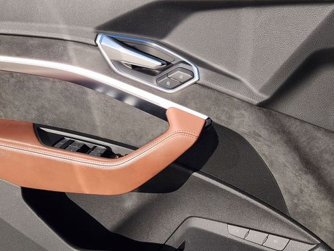 Used 2019 Audi e-tron Prestige image 24