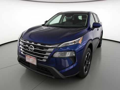 Used 2025 Nissan Rogue SV image 3