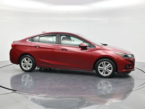Used 2018 Chevrolet Cruze LT w/ Convenience Package FWD image 4