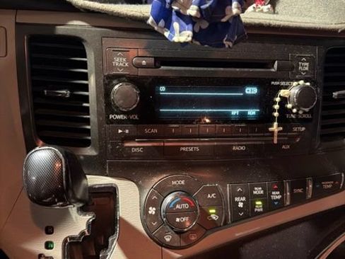 Used 2014 Toyota Sienna SE FWD image 14